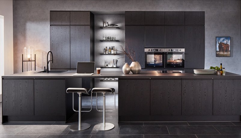 Flot sort køkken med laminat og stilrent design