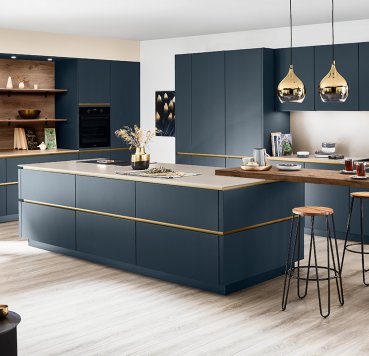 Lækkert blåt designkøkken med detaljer i guld-look