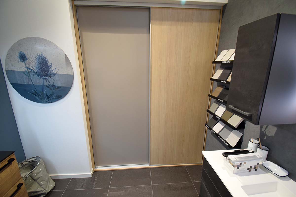 Garderobeskab til salg i Viby J