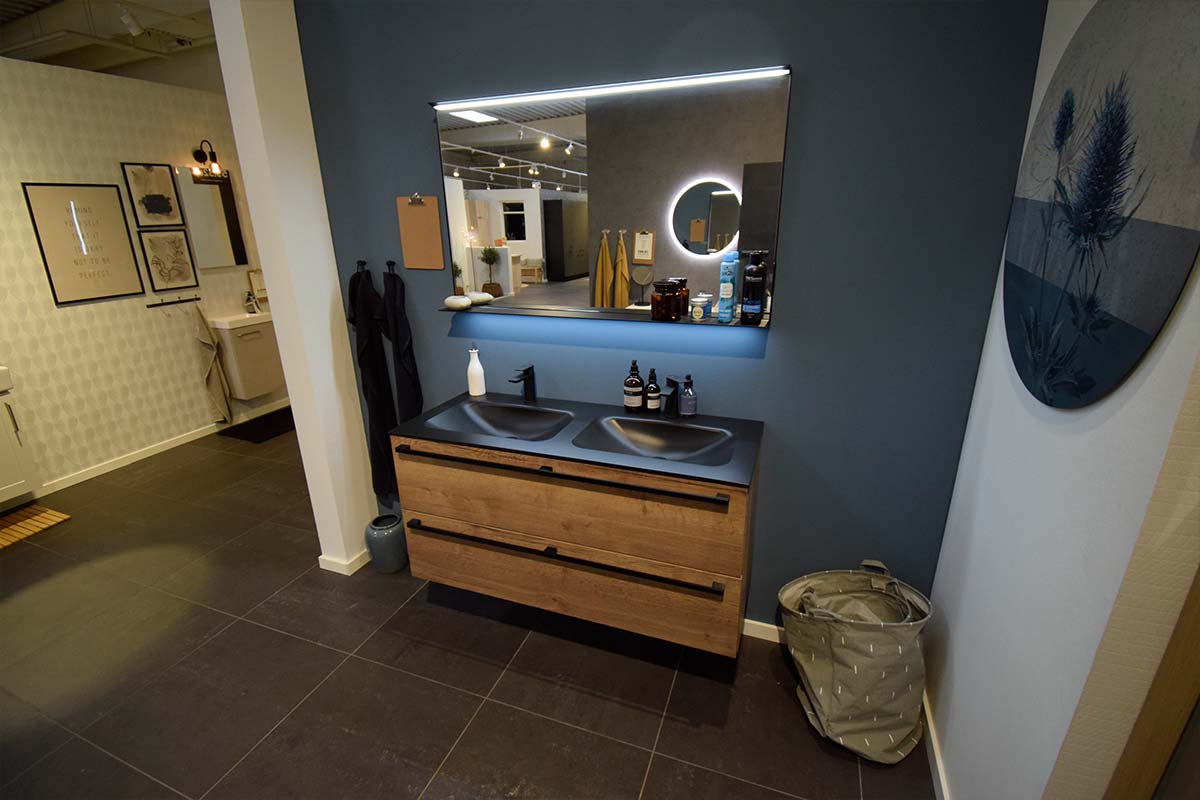 Lækkert bad i moderne design til salg i Viby J