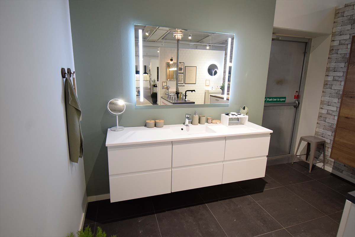 Super moderne badmiljø i stilrent design til salg i Viby J