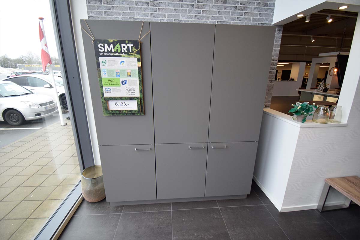 Garderobeskab til salg i Viby J