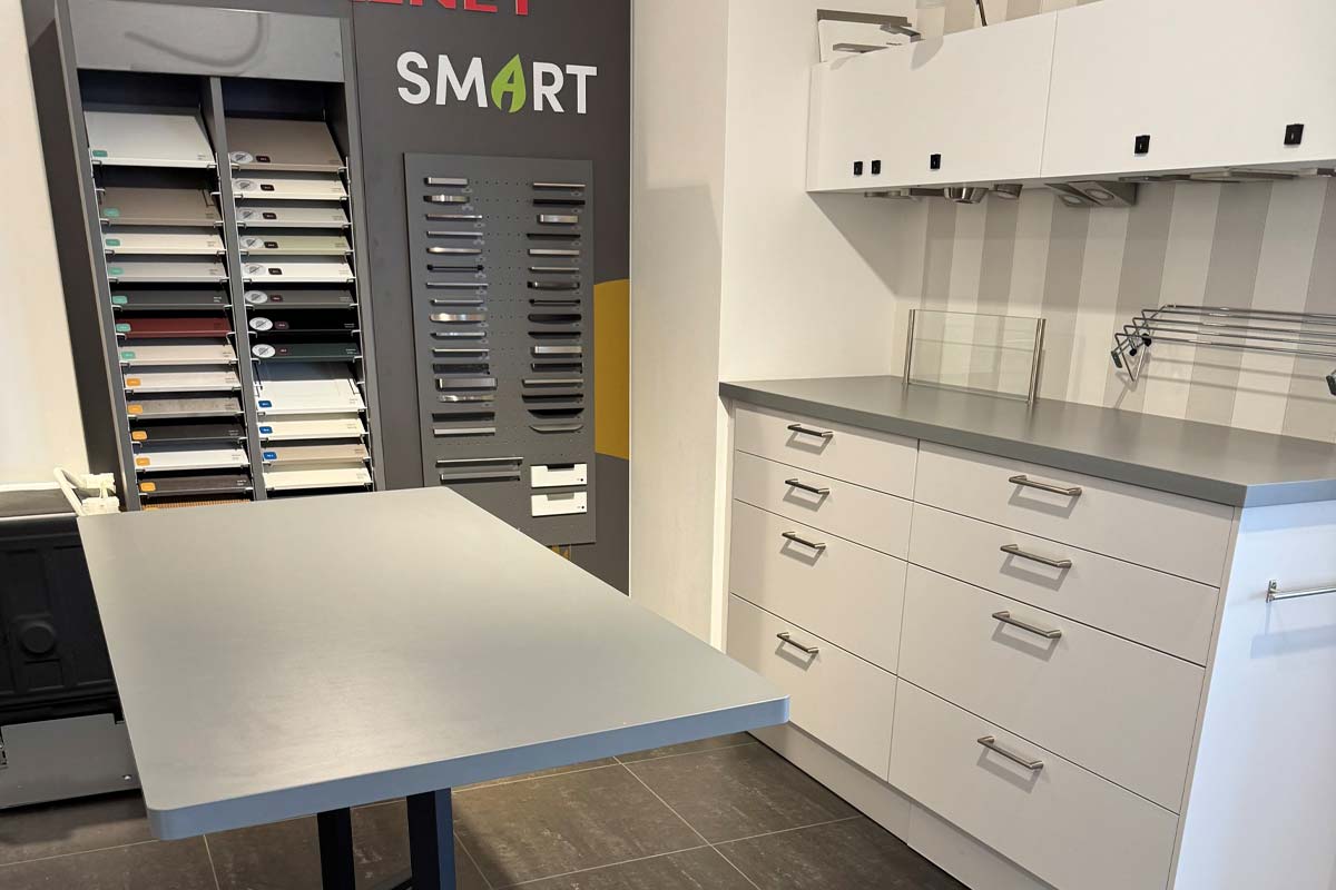 Skuffe kommode samt høj bord