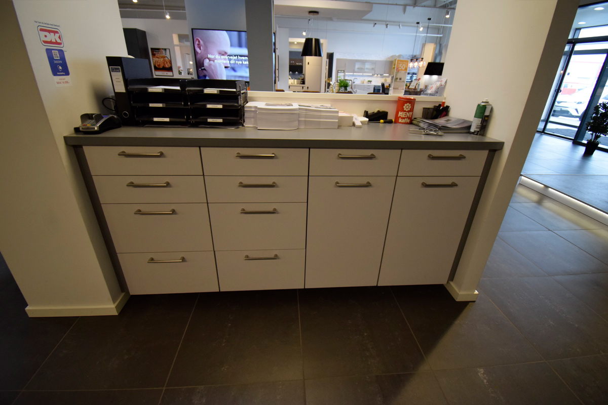 Høj skænk med masser af god opbevaring