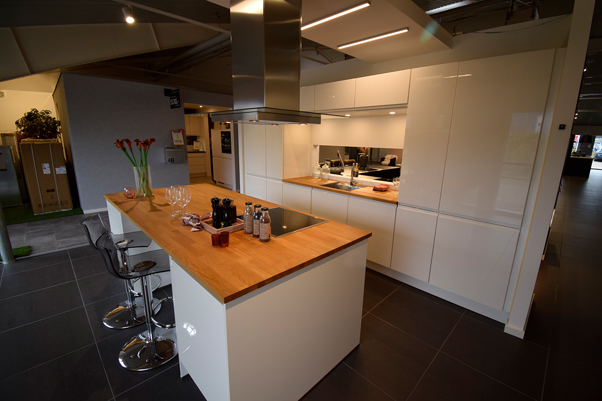 Super lækkert køkken med god opbevaringsplads og lækre materialer