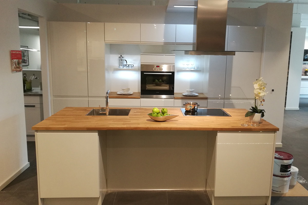 Flot hvidt køkken til salg i Odense