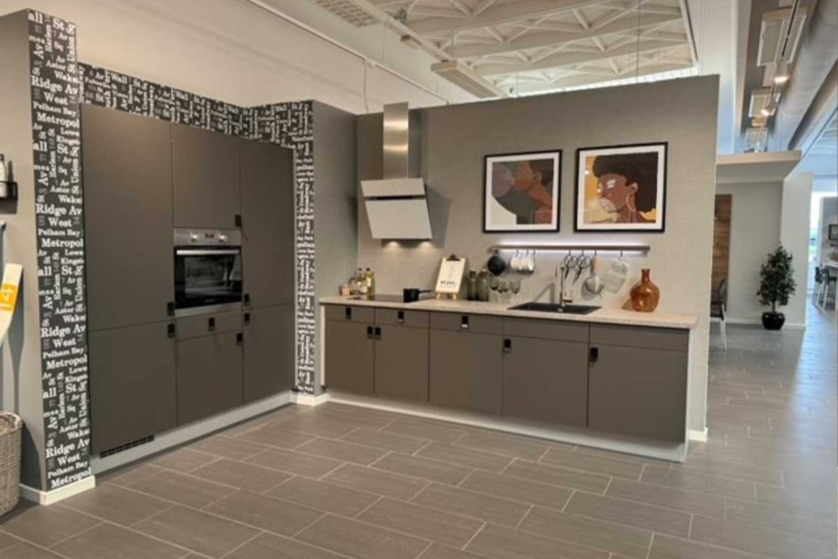 Skønt køkken med højskabsvæg og lækkert tilbehør i Esbjerg til salg