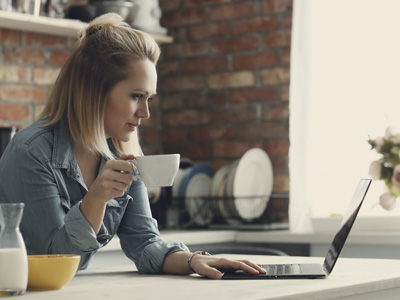 Savner du inspiration til nyt køkken? Se vores mange modeller her på siden Kvinde søger inspiration på køkkener
