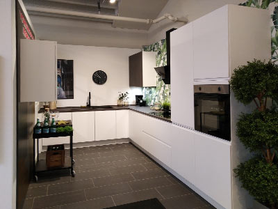 Hvid hvidt køkken udstilling i Køge