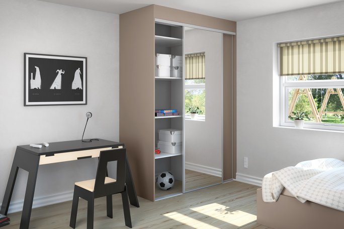 Garderobe med skydedøre på et børneværelse