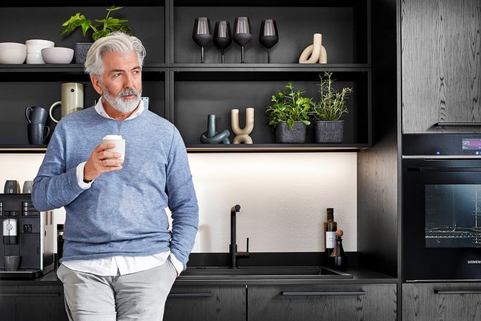 Afslappet kunde i et Vordingborg PLUS køkken