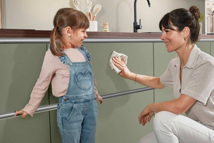 Nem rengøring med antifingerprint coatede køkkenlåger