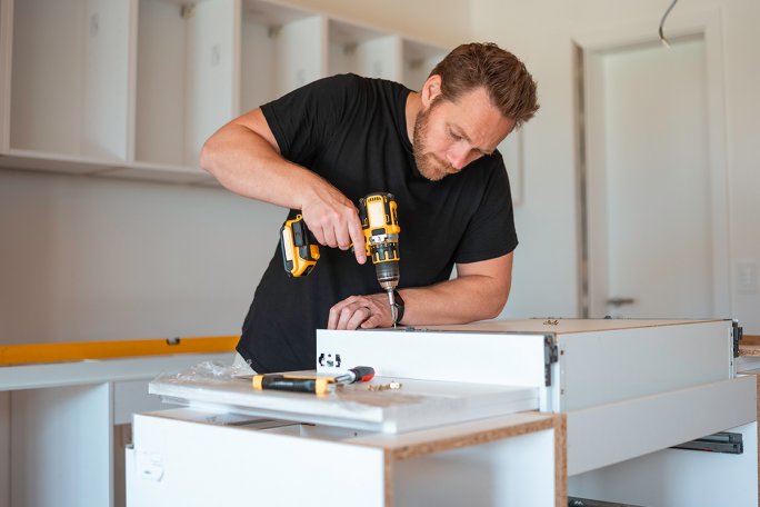 Montør til at lave montage eller montering af køkken
