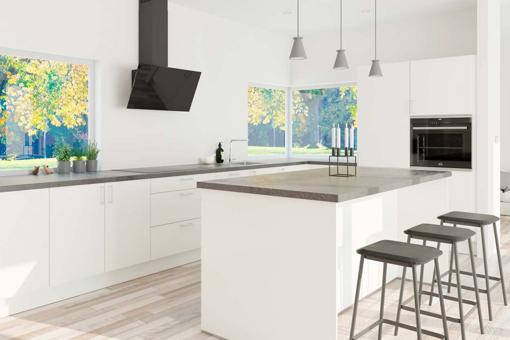 Nyt hvidt køkken med køkkenø i stilrent design