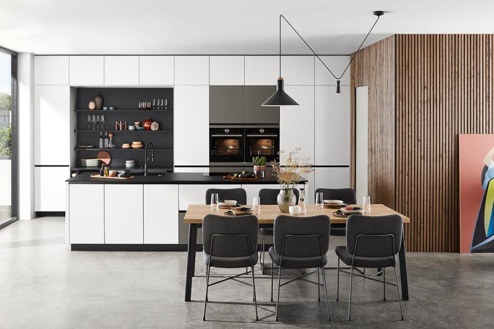 Elegant hvidt designkøkken