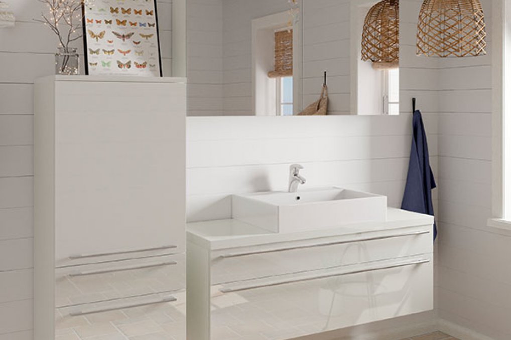 Smukt badeværelse i hvid højglans, hvor du rigtig kan slappe af.