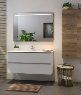 Flot hvidt badeværelse med grebsliste og træ elementer i wellness stil