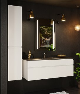 Hvidt grebsfri badeværelse med spejl