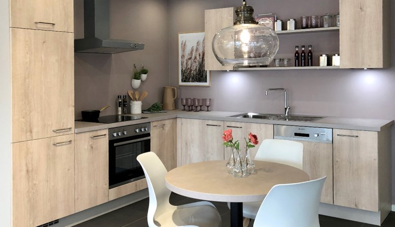 Udstillingskøkken i lyst egetræ look