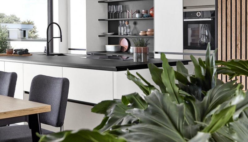 Lækkert designkøkken med skarpe kontraster