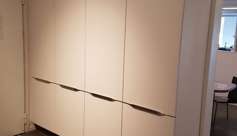 Super lækkert garderobe-miljø med masser af god opbevaringsplads