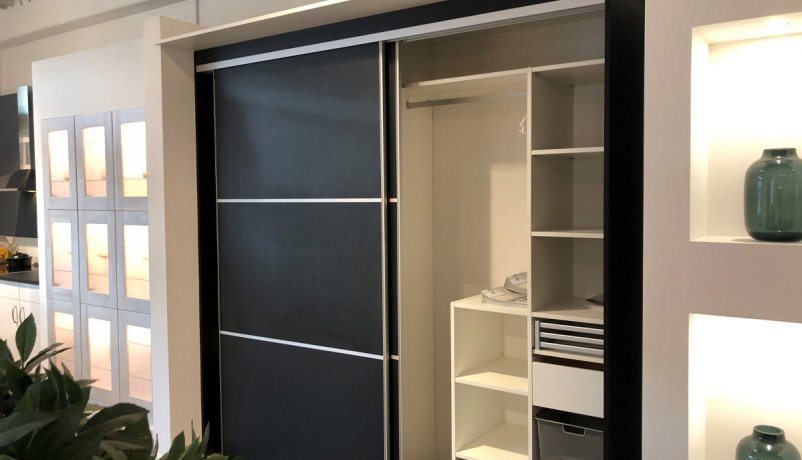 Lækkert garderobe-miljø, med gode opbevaringsmuligheder.