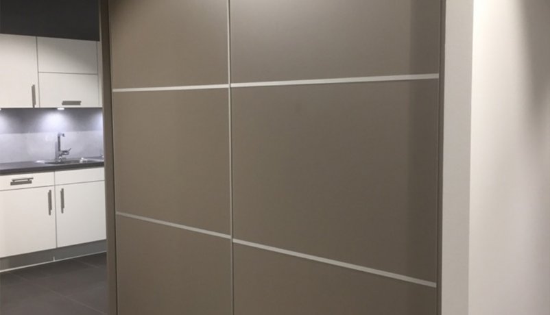Lækkert garderobe-miljø, med gode opbevaringsmuligheder.