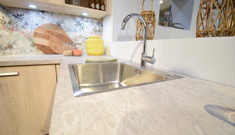 Lyst træ look køkken til salg i Viby J