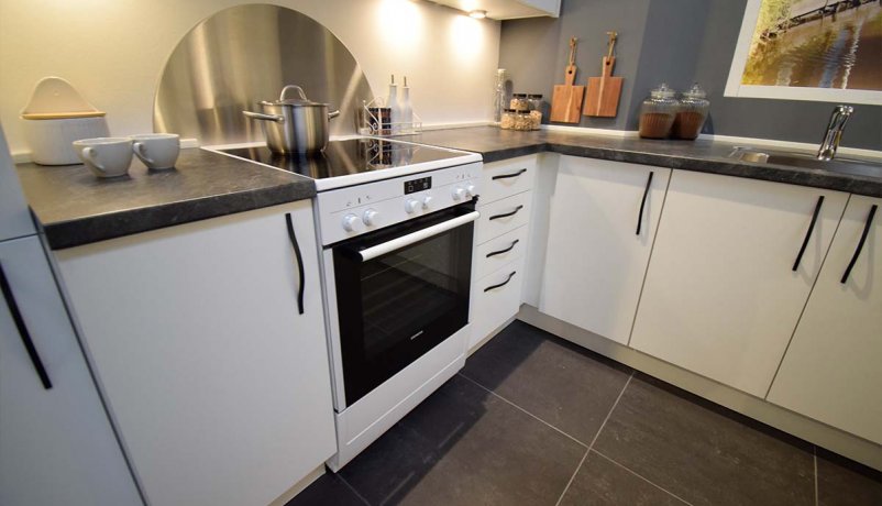 Lækkert hvidt køkken til salg i Viby J