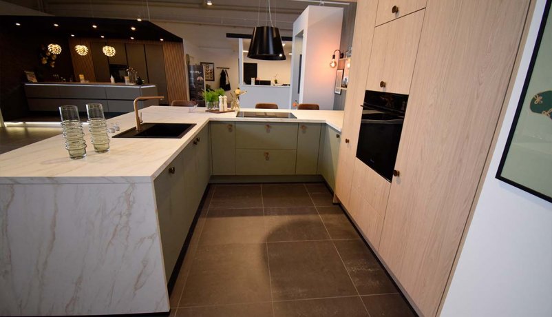 Lækkert udstillingskøkken til salg i Viby J.