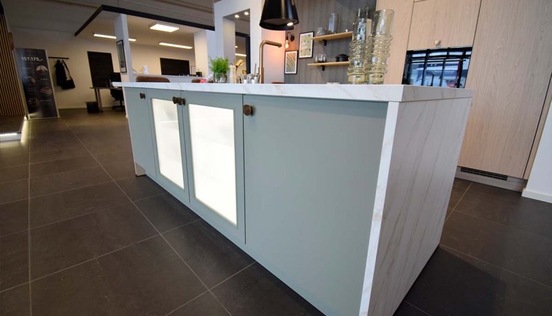 Lækkert udstillingskøkken til salg i Viby J.