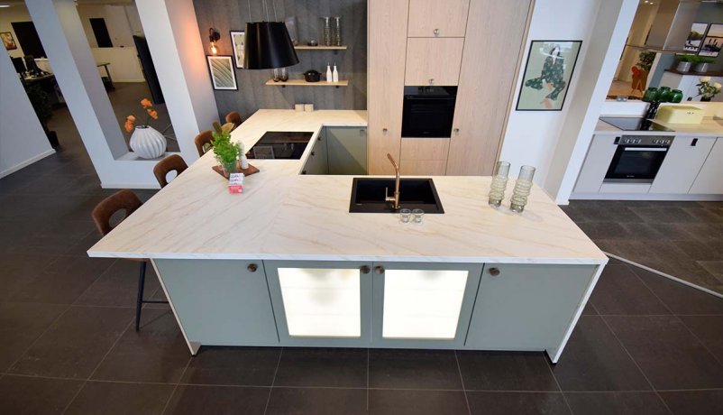 Lækkert udstillingskøkken til salg i Viby J.