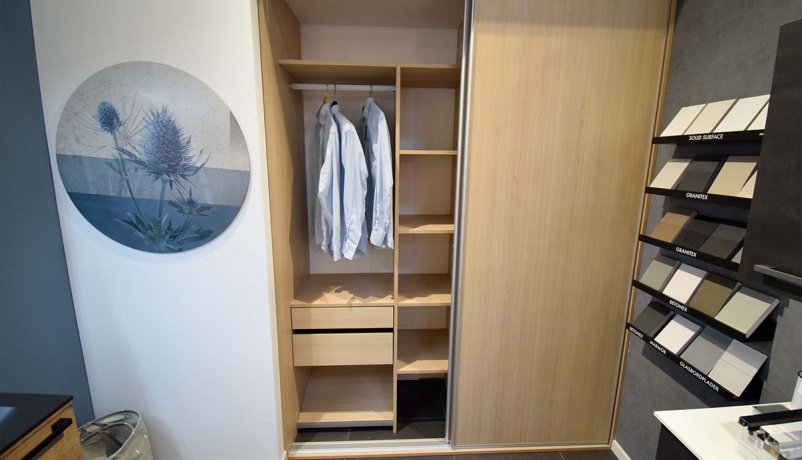 Garderobeskab til salg i Viby J