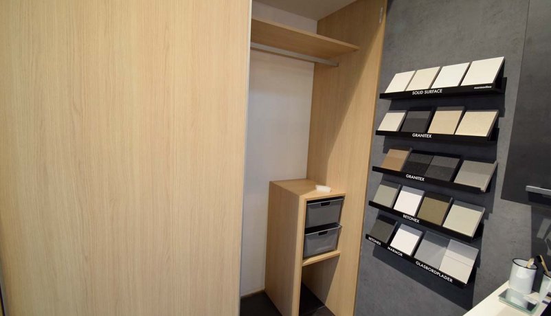 Garderobeskab til salg i Viby J