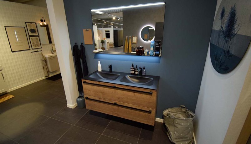 Lækkert bad i moderne design til salg i Viby J