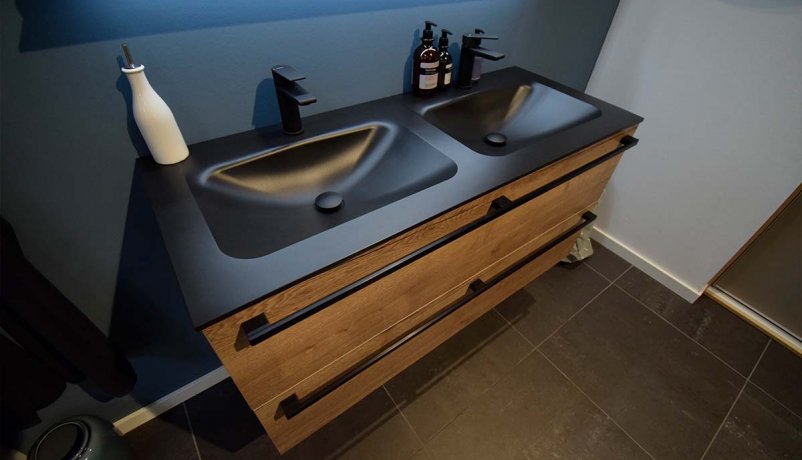 Lækkert bad i moderne design til salg i Viby J