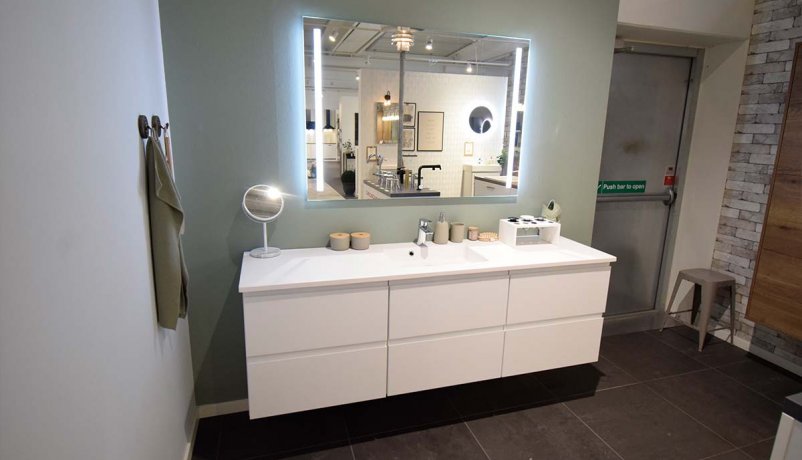 Super moderne badmiljø i stilrent design til salg i Viby J