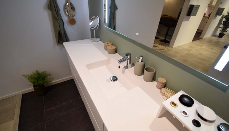 Super moderne badmiljø i stilrent design til salg i Viby J