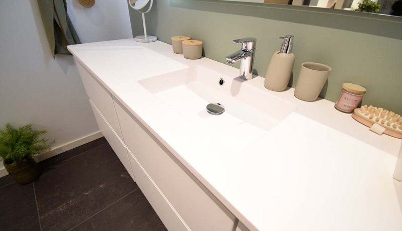 Super moderne badmiljø i stilrent design til salg i Viby J