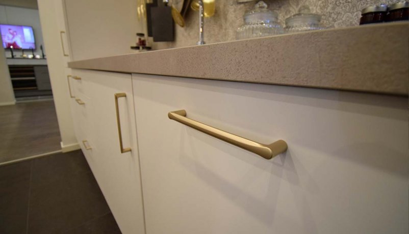 Stilrent ligesidet køkken til salg i Viby J