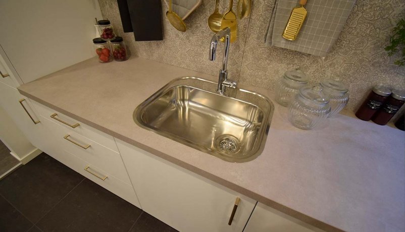 Stilrent ligesidet køkken til salg i Viby J