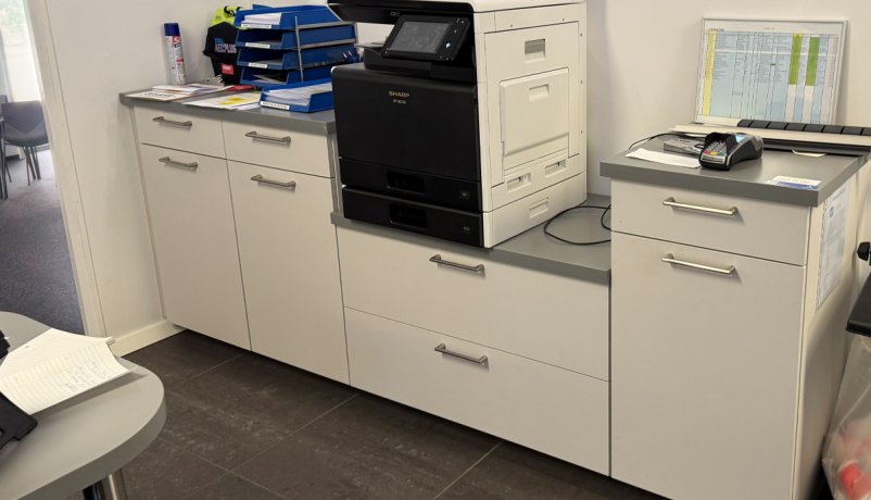 udstillingsmøbel til salg