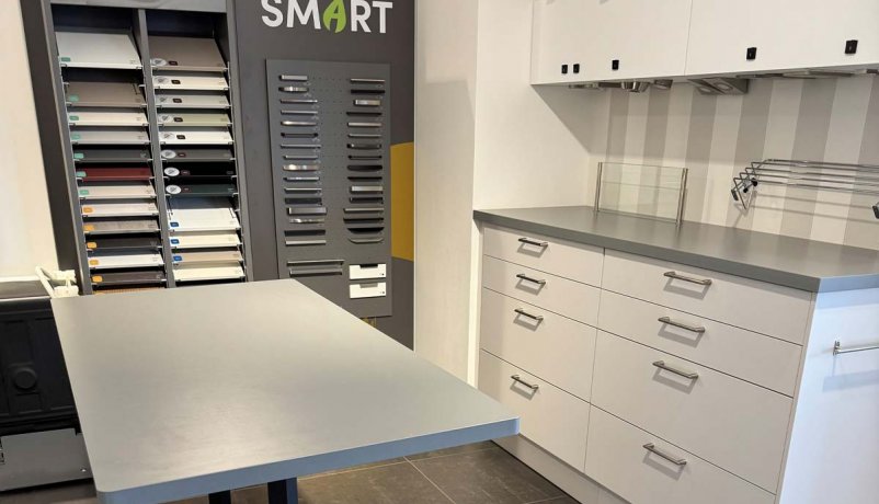 Skuffe kommode samt høj bord