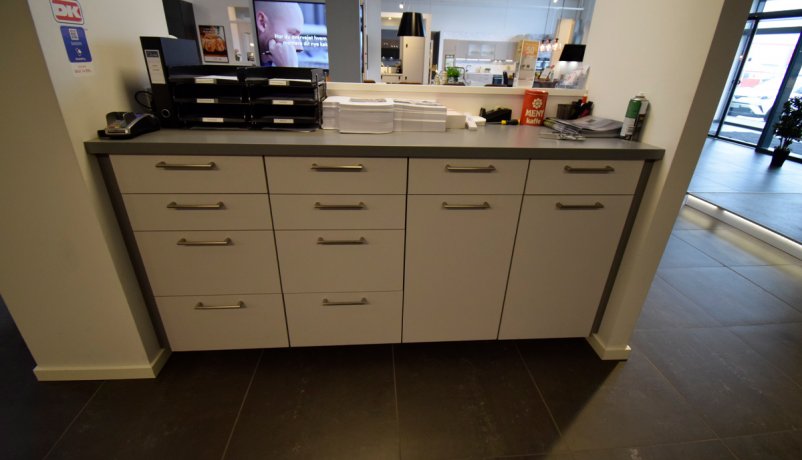 Høj skænk med masser af god opbevaring