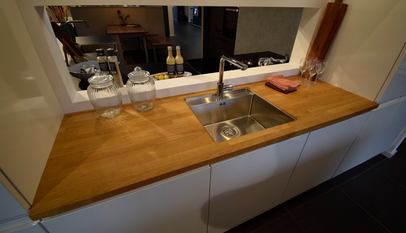 Super lækkert køkken med god opbevaringsplads og lækre materialer