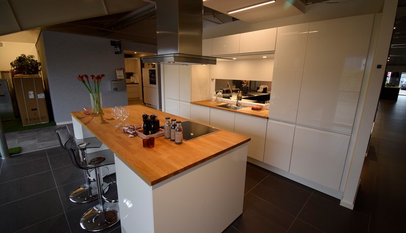 Super lækkert køkken med god opbevaringsplads og lækre materialer