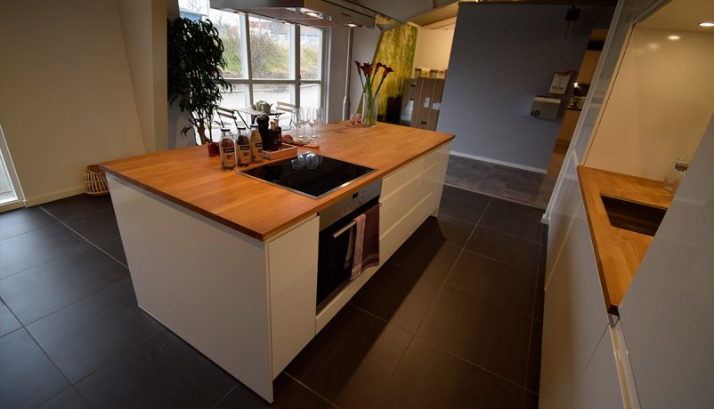 Super lækkert køkken med god opbevaringsplads og lækre materialer