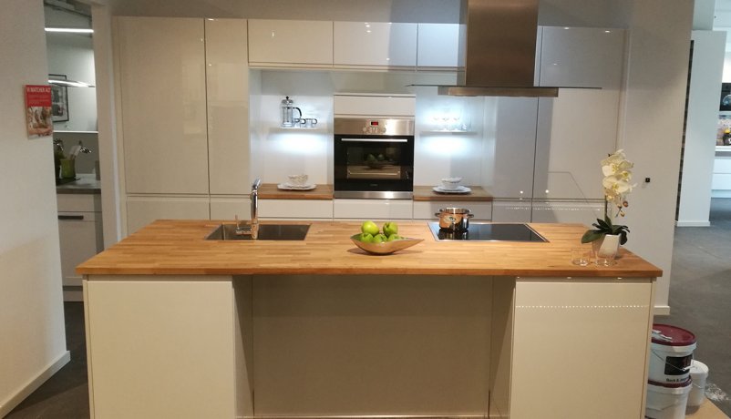 Flot hvidt køkken til salg i Odense