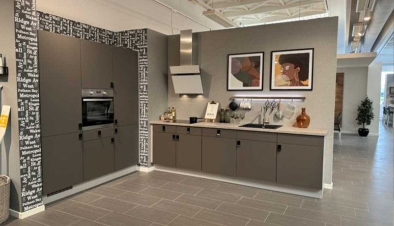 Skønt køkken med højskabsvæg og lækkert tilbehør i Esbjerg til salg