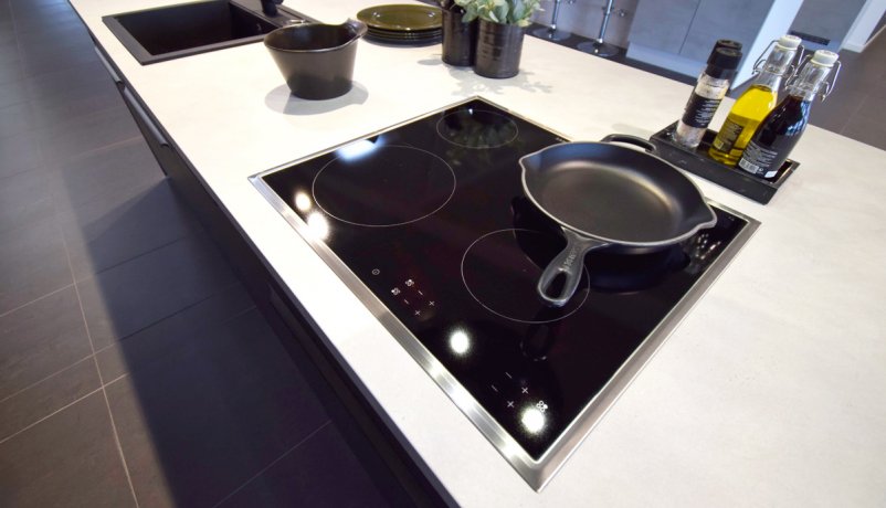 Virkelig lækkert køkken i moderne nordisk design.